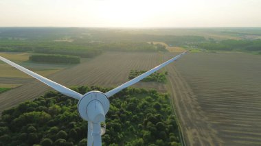 Rüzgar türbinleri geniş bir alanda elektrik üretiyor.