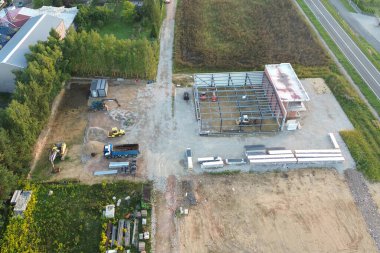 İnşaat alanının güneş doğarken insansız hava aracı görüntüsü