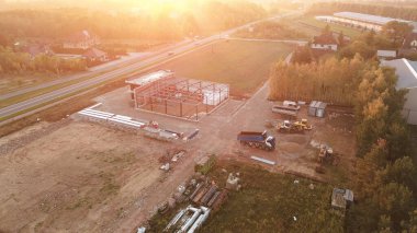 Otoyola yakın yeni bina inşaatı