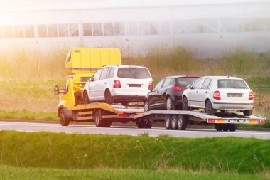Otoyol arızasından sonra çekici yardım ediyor.