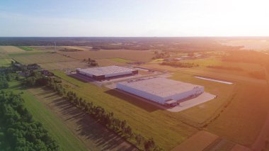 Yeşil kırsal alandaki sanayi depoları