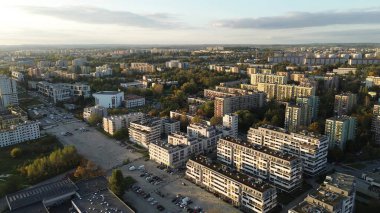 Modern binalar ve caddelerle şehir manzarası, havadan çekim