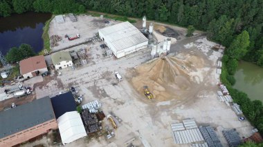 Polonya, Avrupa 28.06.2024 yeşillik ile çevrili sanayi çimento fabrikası