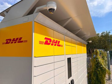 DHL paket dolabı güneşli gün Polonya Avrupa 30.09.2024