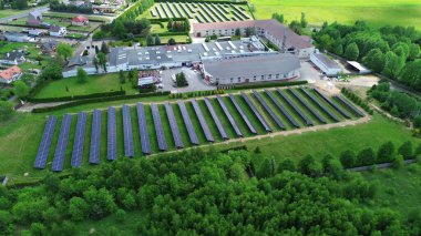 Günbatımı gökyüzünün altındaki güneş panelleri Havacılık görüşü çevre dostu enerji kaynağı