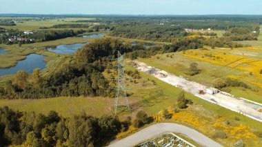 Elektrik kulesi doğayla çevrili.