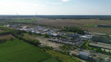 Endüstriyel kırsal alanda rüzgar türbinleri