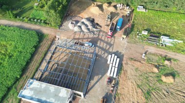 İnşaat alanında yapı iskeleti oluşturuluyor