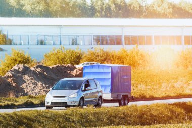 Güneşli bir günde karavanı olan bir araç