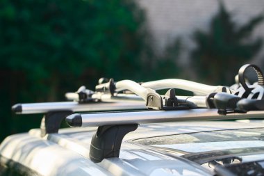 Arabanın çatısındaki boş bisiklet rafı maceraya hazır.