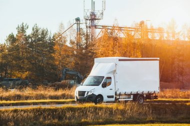 Asfaltlı kırsal yolda beyaz kargo kamyonu