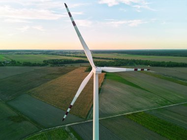Akşam karanlığında kırsal bir alanda rüzgar türbinleri