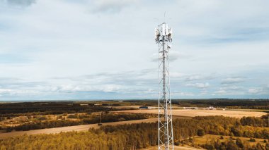 Kırsal kesimde telekom kulesi