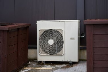 HVAC soğutma ısıtma ünitesi evin dış tarafında sabitlendi