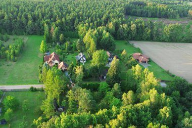 Ormanda büyük bahçesi olan müstakil bir ev..