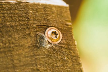 Tahta Plank 'ta altıgen cıvata yakın plan