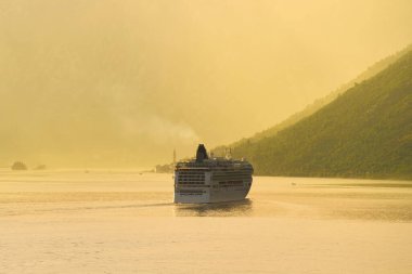 Görkemli dağlar ve gün batımında seyir.