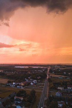 Yağmur ve renkli bulutlarla dramatik bir gün batımı.