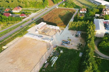 Gün batımında ticari bina projesi