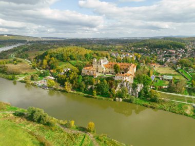 Huzurlu kasabaya bakan tepedeki şato