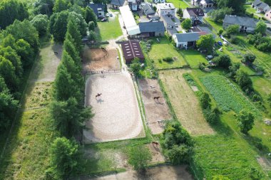 Atlar ve biniciler açık alanlarda eğitim görüyorlar.