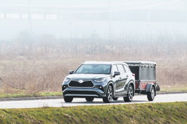 Çekici karavanı güneşli bir kırsal yol boyunca