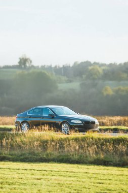 Asfalt yolda hızlı giden araba.