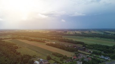 Uçsuz bucaksız tarım arazisi üzerinde fırtına bulutları