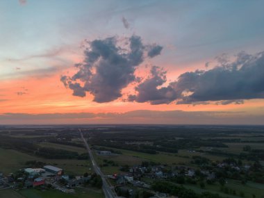 Dramatik bulutlarla gün batımı gökyüzü ve tarım arazileri üzerine yağmur