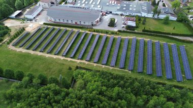 Günbatımı güneş çiftliği hava görüntüsü yenilenebilir enerji panelleri enerji üretiyor