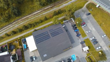 Banliyö mağazasının çatısı güneş panelleriyle kaplı.