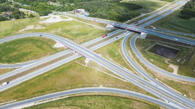 Avrupa kırsal otoyol kavşağının hava manzarası