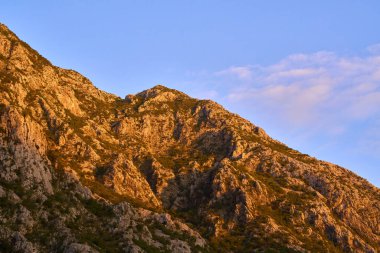 Resimli Kotor Körfezi alacakaranlıkta dağlarla