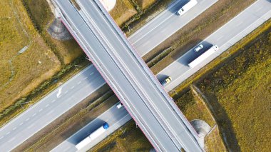 Otoyol trafiğiyle dolu üstgeçit