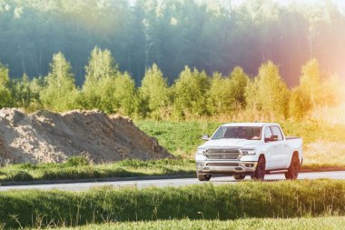 Açık renkli Amerikan ram kamyonu güneşli bir günde doğada