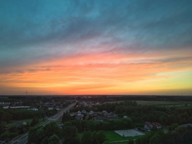 Destansı gün batımı ve yağmurlu güzel kır manzarası