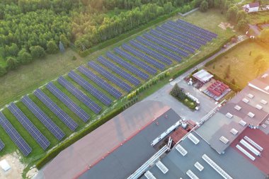 Yukarıdan gelen güneş çiftliği yenilenebilir enerji çabalarını gösteriyor