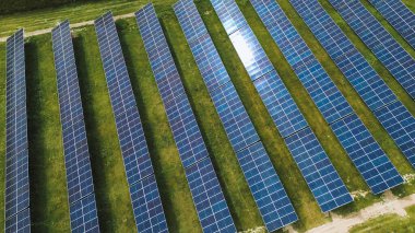 Günbatımı güneş çiftliği hava görüntüsü yenilenebilir enerji panelleri enerji üretiyor