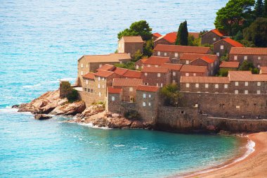 İthmus bağlantısı olan Sveti Stefan Adası
