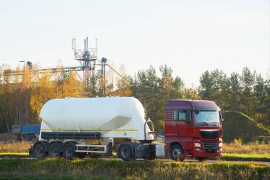 Kırsal yolda giden büyük bir tanker kamyonu.