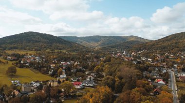 Dağ köyü sık ormanlarla çevrili.