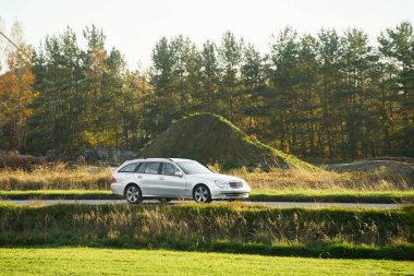 Aile arabası yeşil kırsal alandan geçiyor.
