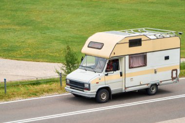 Green Park 'ın yakınındaki yolda klasik bir karavan.