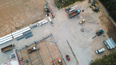 Gün doğumunda bina iskeletinin hava görüntüsü