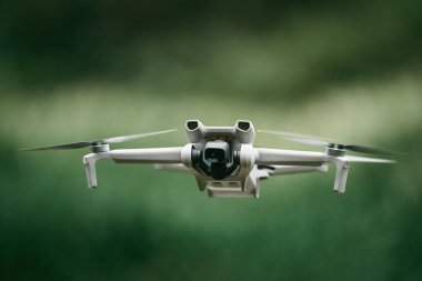 Bulanık yeşillik ile dron eylemi