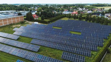 Yenilenebilir enerji üreten güneş panelleri olan fabrika