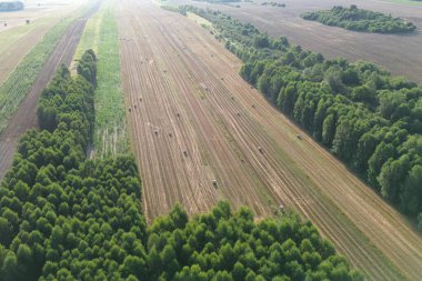 Saman balyalarıyla tarım depolama tesisi