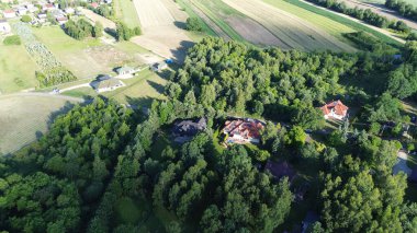 Yazın büyük arka bahçeli banliyö evleri manzarası