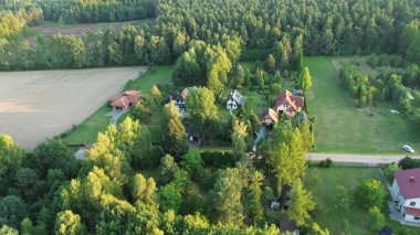 Ormanlarla çevrili geniş bahçeli evler..