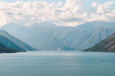 Görkemli göl kayalık dağ zirvelerini yansıtıyor.